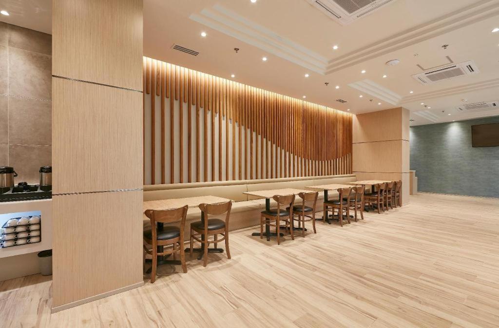 Wishton Hotel Rangoon Buitenkant foto