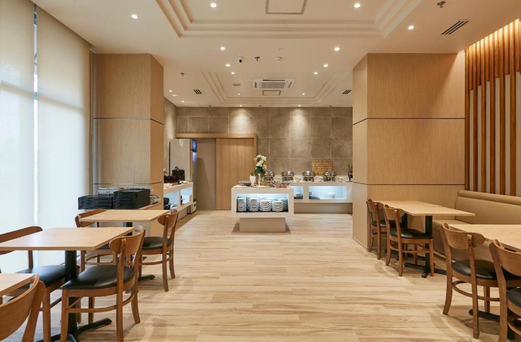 Wishton Hotel Rangoon Buitenkant foto