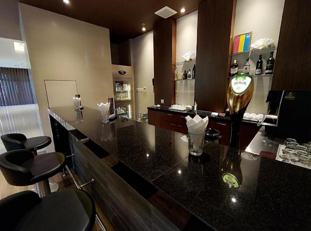 Wishton Hotel Rangoon Buitenkant foto